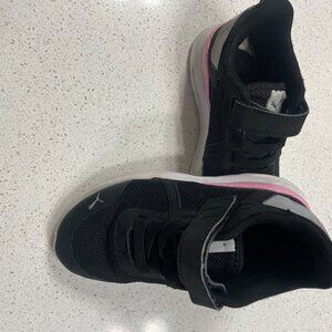 Puma Girls Anzarun Shoe Size 12C= 7 1/4 inch in length